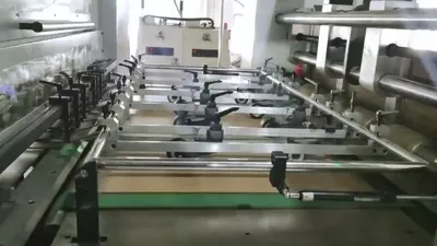 Máquina de corte e vinco com unidade de descarte