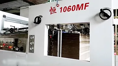Máquina de corte e vinco com unidade de descarte HF-1060MF