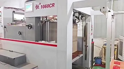 Máquina automática de corte e vinco plano HF-1060CR (até 700 ton)