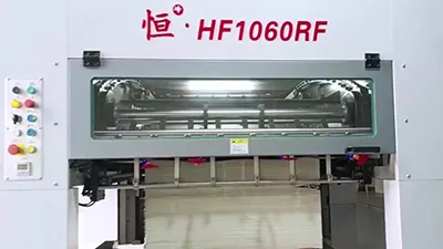 Máquina automática de corte e vinco plano com unidade de descarte HF-1060RF (até 700 ton)
