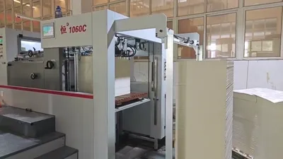 Equipamento auxiliar para máquina de corte e vinco plana