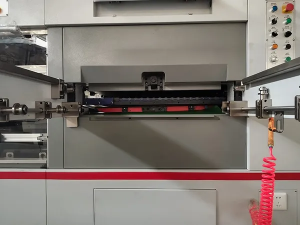 Máquina de corte e vinco plana automática