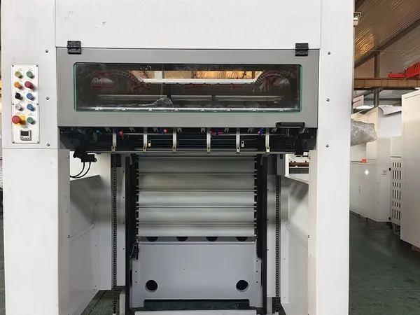 Máquina de corte e vinco plana automática