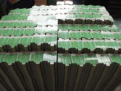 Máquina de corte e vinco plana automática (até 700 ton)