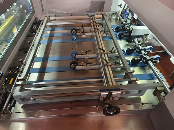 Máquina de corte e vinco plana automática (até 700 ton)