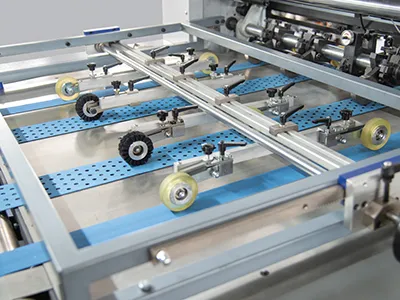Máquina de corte e vinco plana automática com unidade de descarte (até 700 ton)