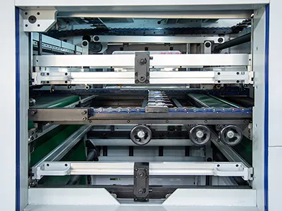Máquina de corte e vinco plana automática com unidade de descarte (até 700 ton)