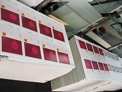Máquina de corte e vinco plana automática com unidade de descarte (até 700 ton)