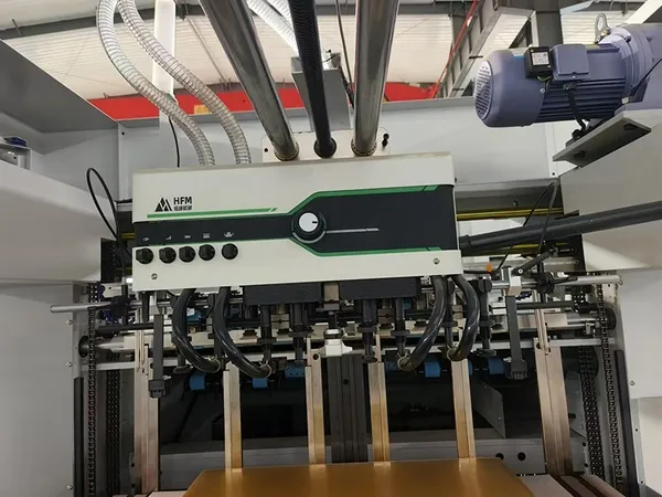 Máquina de corte e vinco plana automática com hot stamping (até 700 ton)