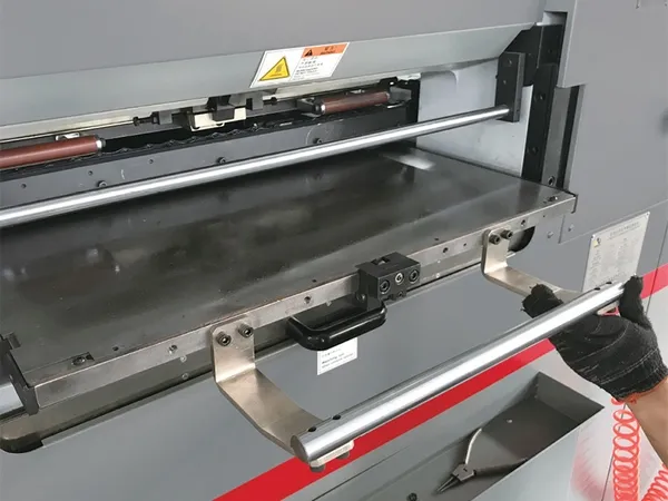 Máquina de corte e vinco plana automática com hot stamping (até 700 ton)