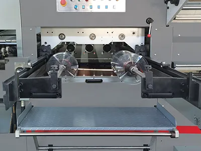 Máquina de corte e vinco plana automática com hot stamping (até 700 ton)