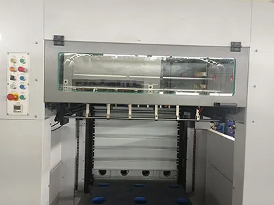 Máquina de corte e vinco plana automática com hot stamping (até 700 ton)