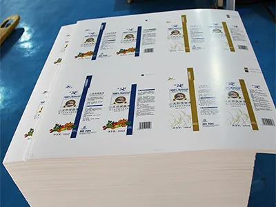 Máquina de corte e vinco plana automática com hot stamping (até 700 ton)